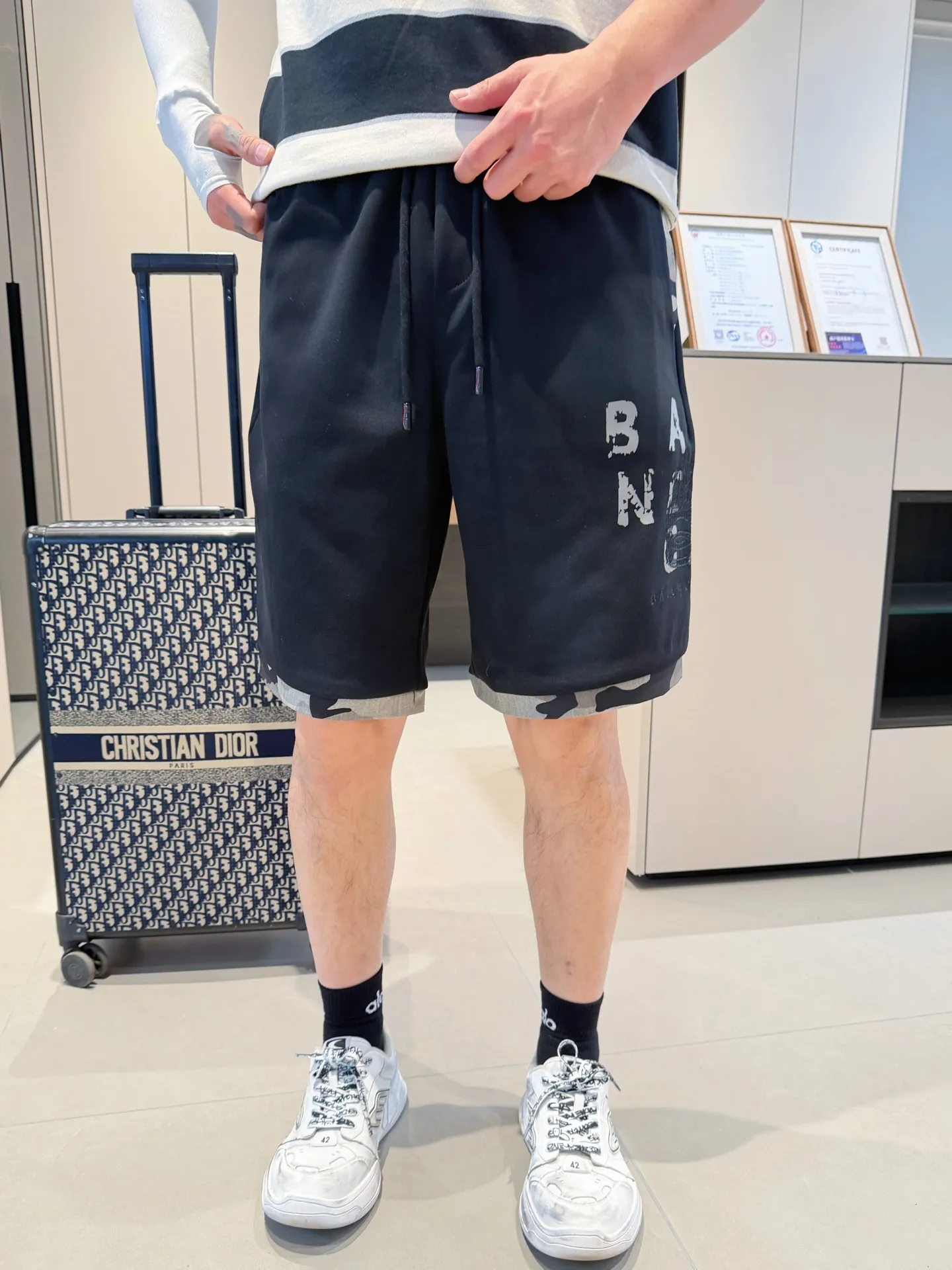 Balenciaga's three-standard complete 2026 summer New Arrival men's casual shorts, advanced custom-made Breathable fabric, Breathable fabric, extremely stretchy and comfortable, impeccable details, top-grade accessories, original logo design concept, delicate and soft feel! The upper body fit is awesome! Size: M-XXXL Please state your height and weight when ordering